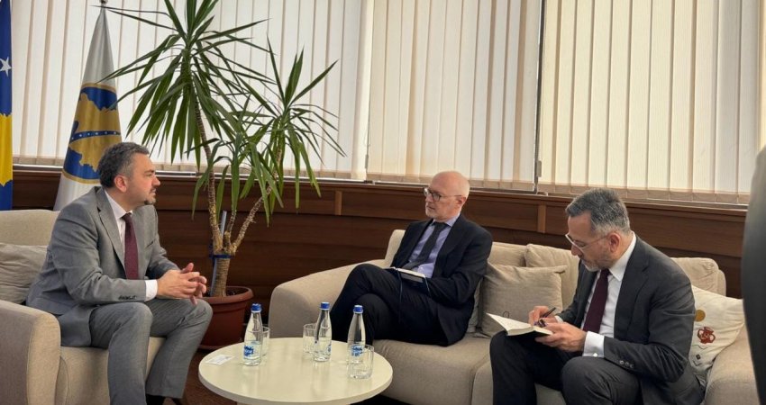 Ambasadori francez takohet me kryetarin e KQZ-së, temë diskutimi – zgjedhjet