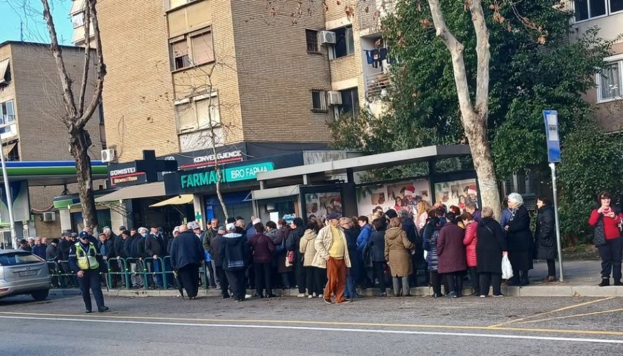 Pensionistet presin për një abone falas/ Qëndresa Qytetare: A nuk u mjafton libreza? Radha e tyre nuk na nderon si shoqëri