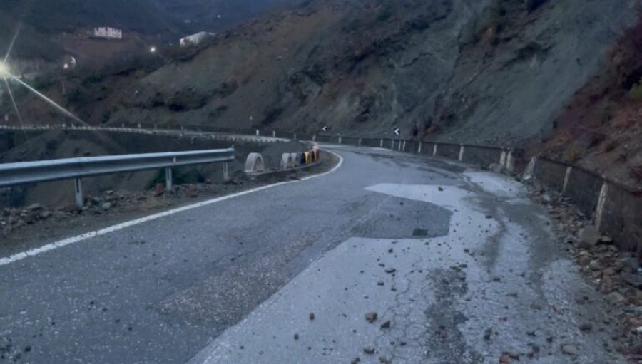 Moti i keq/ Rrëshqitje gurësh dhe dherash, probleme me qarkullimin në disa rrugë në Kukës