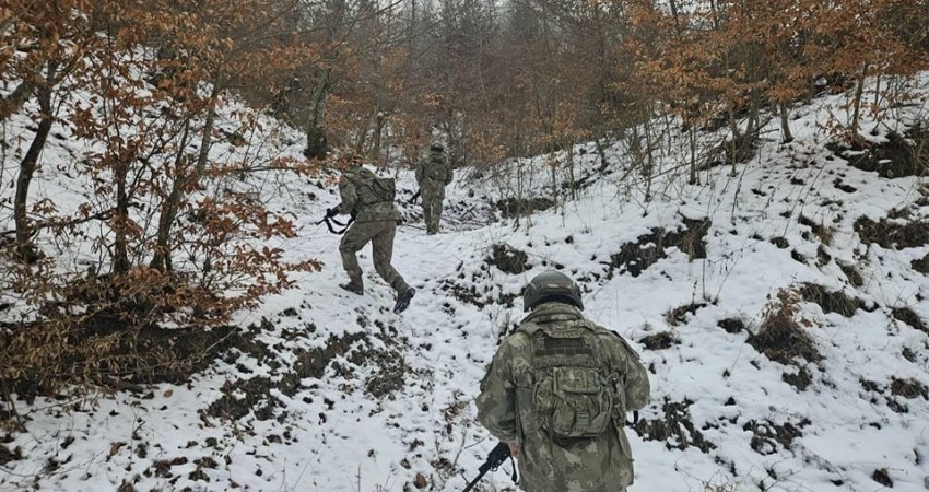 Siguria në veri, ushtarët turq të KFOR-it patrullojnë në vijën kufitare me Serbinë