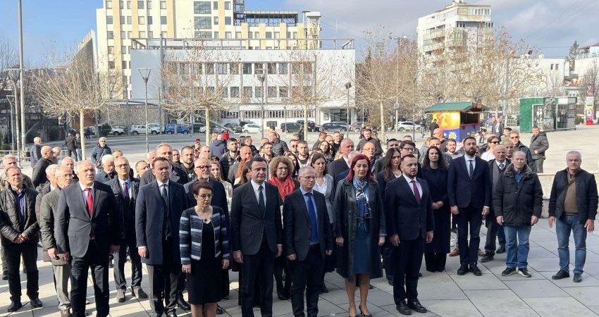 Kryeministri Kurti bën homazhe pranë shtatores së heroit Zahir Pajaziti