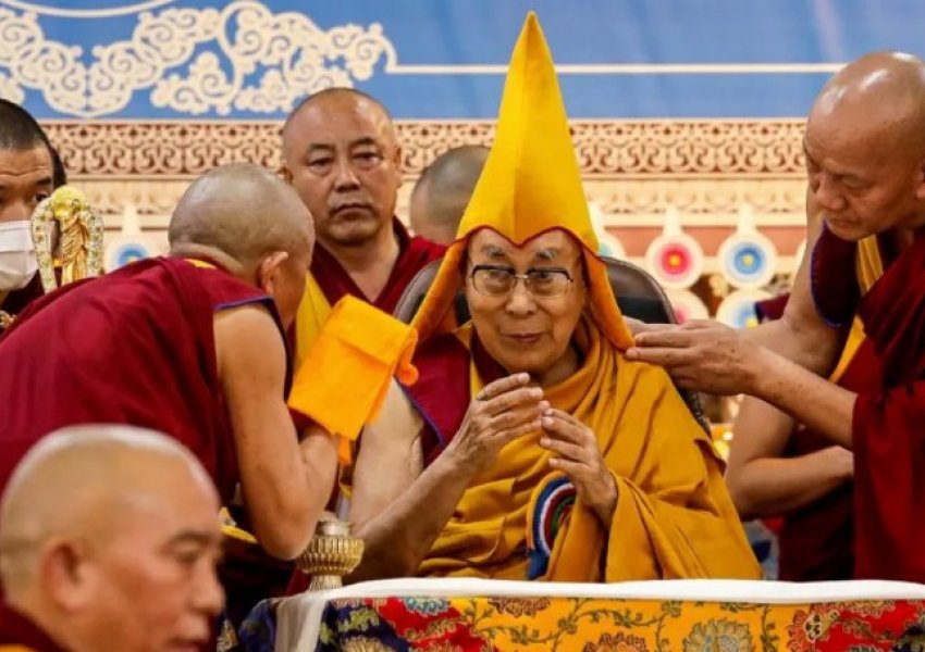 Dalai Lama feston 90-vjetorin mes pritjeve për pasardhësin, Tibeti në udhëkryq shpirtëror dhe politik
