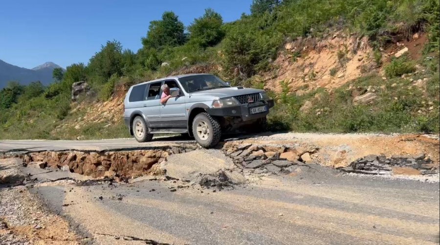 Shembet rruga nga çarja e tubacionit, pesë fshatra të Martaneshit rrezikojnë të izolohen