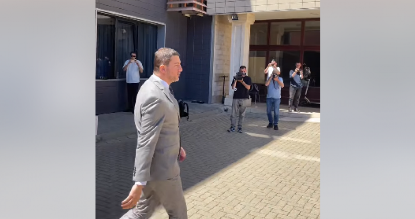 Vazhdojnë takimet – Memli Krasniqi hyn në Presidencë