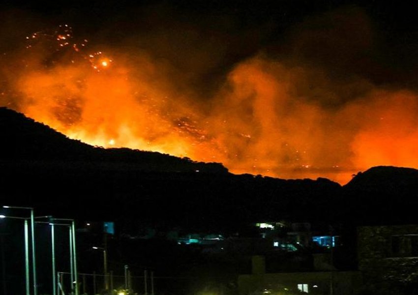 PAMJE/ Zjarri në Ierapetra, jashtë kontrollit: Shtëpi të djegura dhe njerëz të evakuuar me anije 