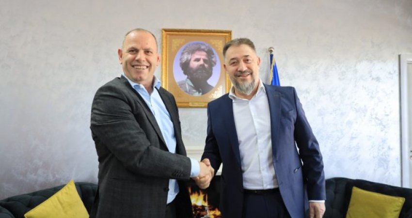 “Nuk merrem me të, ai duhet të shkojë te psikiatri”, Sami Lushtaku i ashpër me Ramiz Lladrovcin