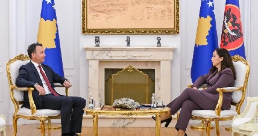 Peci arrin në Presidencë, nis takimin me presidenten Osmani