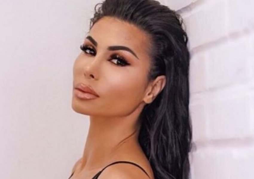 Soni Malaj shkëlqen në plazh me paraqitjen e saj elegante