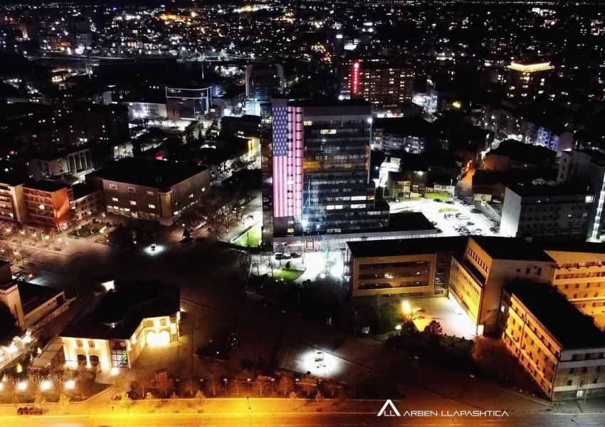 Festa e Pavarësisë së SHBA/ Ndërtesa e Qeverisë së Kosovës ndriçohet me ngjyrat e flamurit amerikan