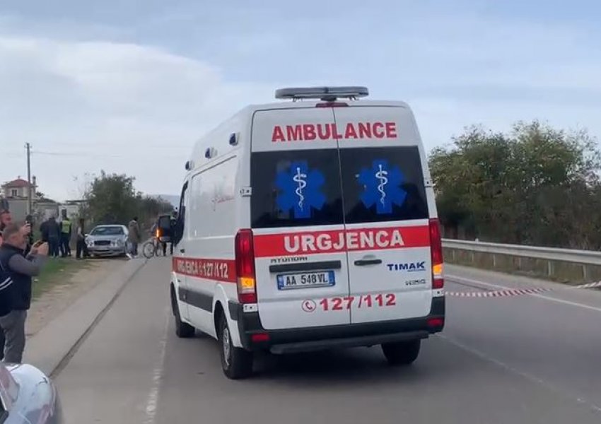 Aksident i dyfishtë në Elbasan, dy të plagosur rëndë nga përplasja e automjeteve