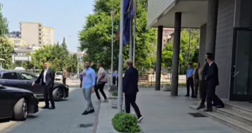 Alarm në Kuvend, policia urdhëron largimin e deputetëve