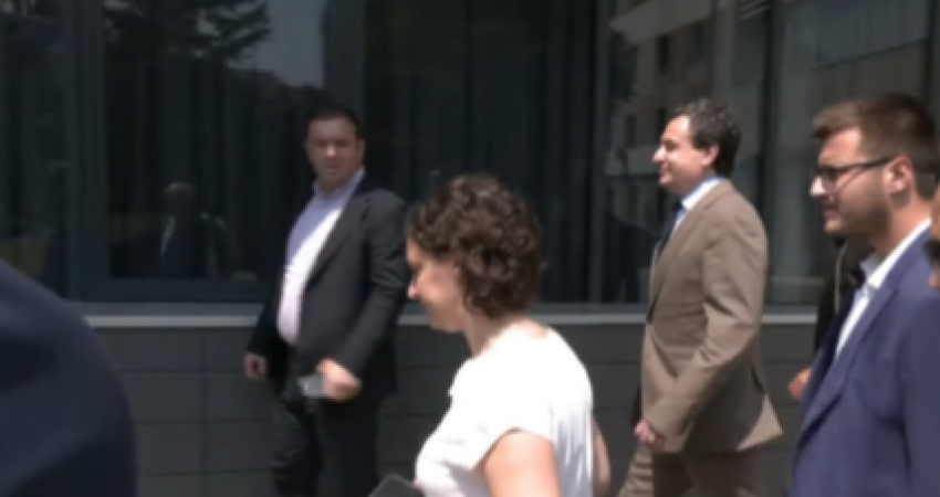 Pas urdhërit të Policisë që të largohen nga objekti i Kuvendit, Kurti shkon në Qeveri