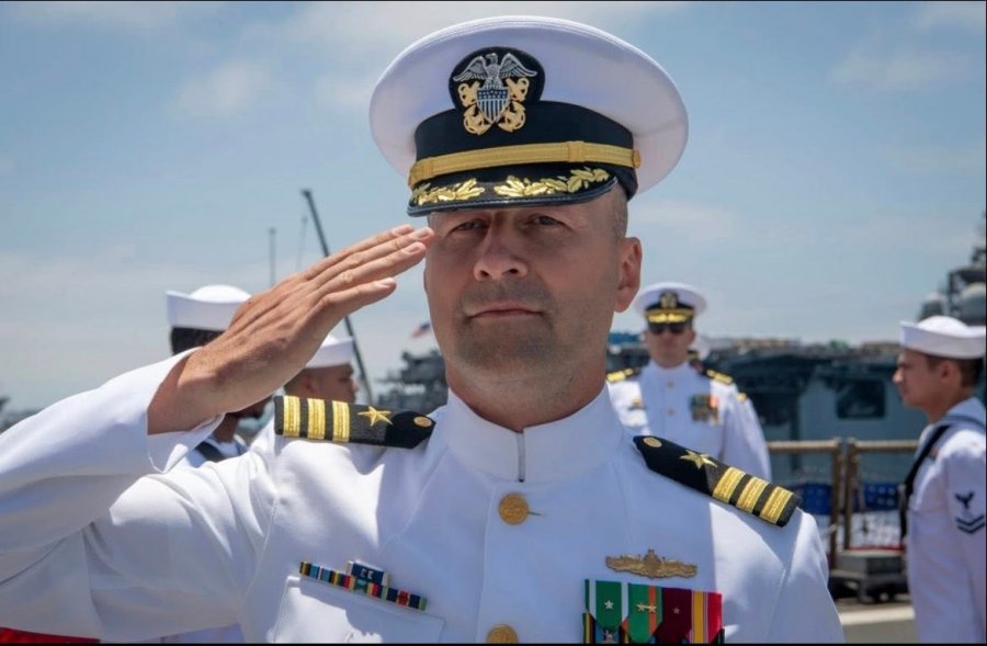 Emërohet si Komandant i USS Pearl Harbor, Ambasada e SHBA në Shqipëri uron Alban Dervishin