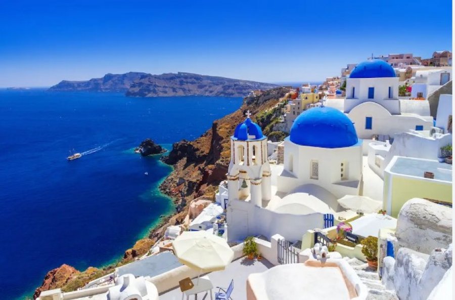 Pushuesit po i kthejnë shpinën/ Santorini përballet me krizë turistike, çfarë po ndodh? 