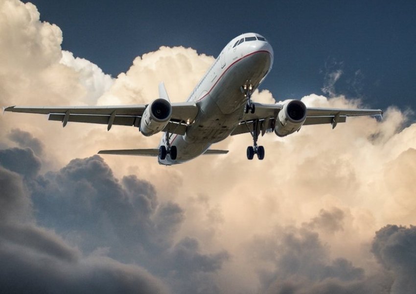 Nëse do të udhëtoni me avion, stjuardesa ju tregon veprimin që nuk duhet ta bëni në mënyrë kategorike