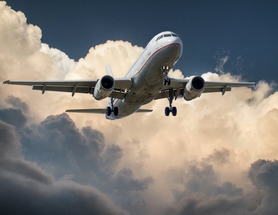 Nëse do të udhëtoni me avion, stjuardesa ju tregon veprimin që nuk duhet ta bëni në mënyrë kategorike