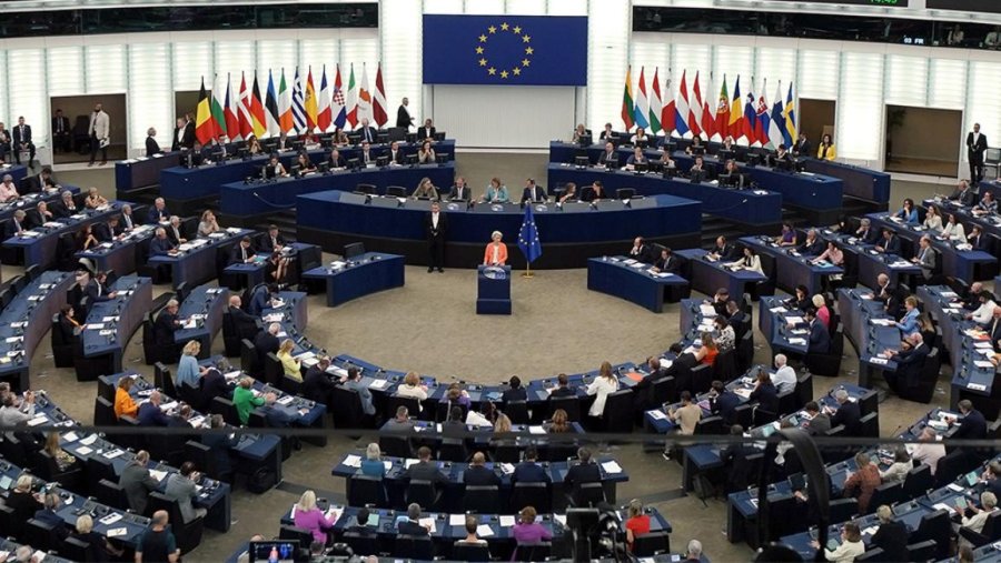 Tensione në Parlamentin Europian/ Von Der Leyen merr kritika për mungesë të transparences