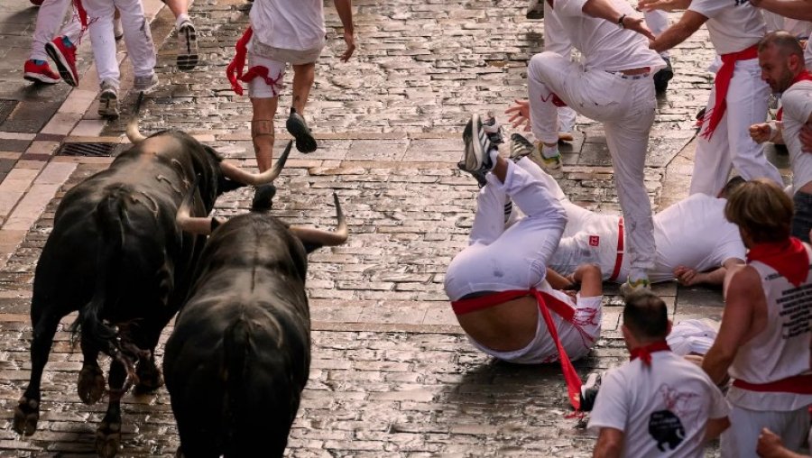 Festivali i San Fermín hapet me vrapimin e parë me dema në Pamplona