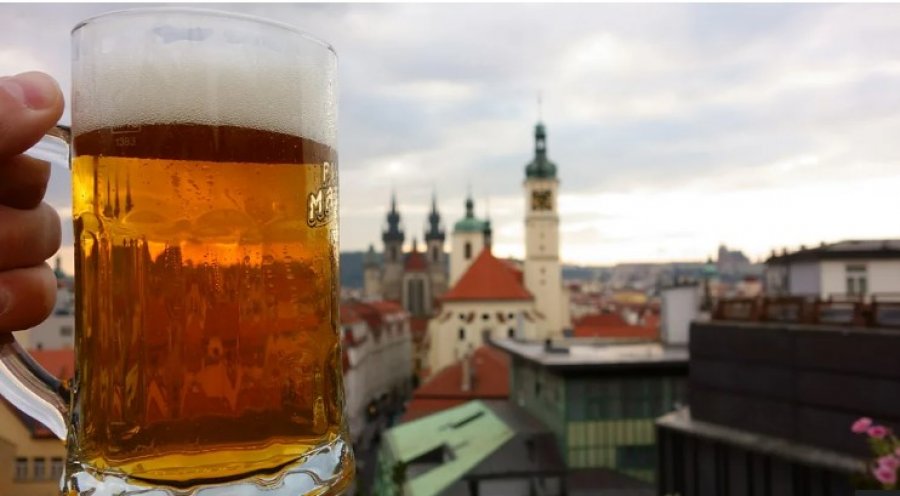 Birra çeke fiton terren global falë një 'strategjie' unike diplomatike