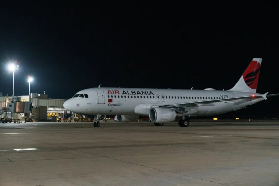 Mbi 5 orë në aeroportin ‘Nënë Tereza’/ 100 qytetarë ‘ngecin’ në holl: Air Albania ka shtyrë udhëtimin, kompania s’na sqaron