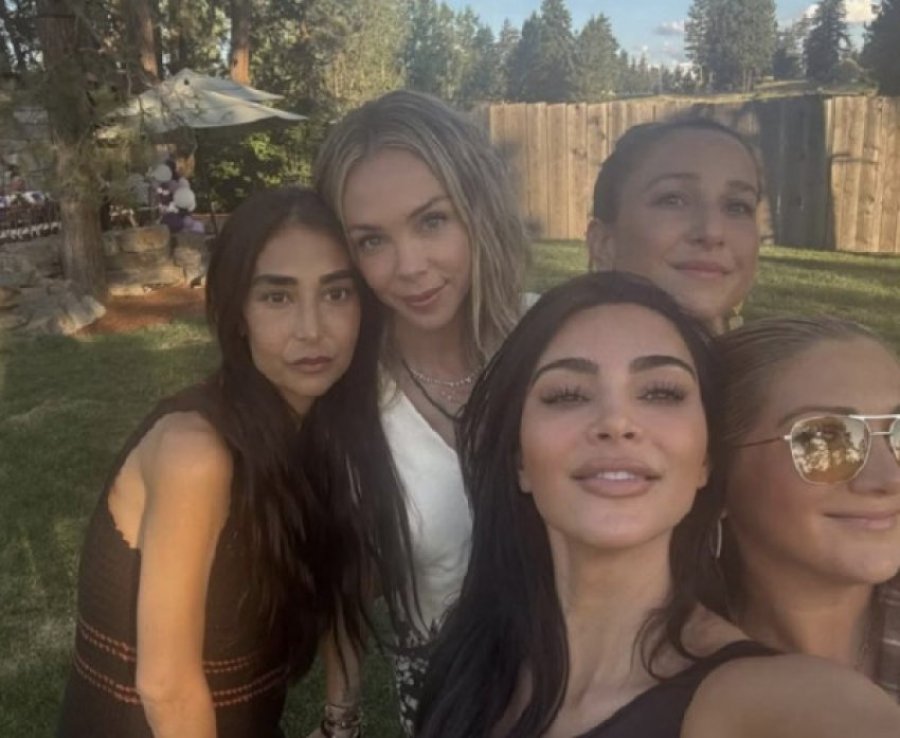 Kim Kardashian prek me një dedikim për mikeshën e fëmijërisë
