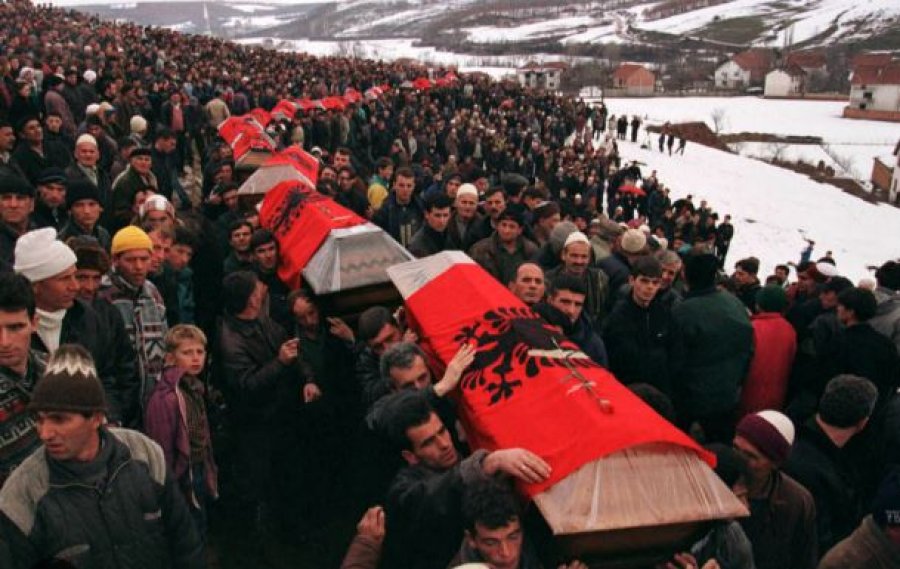 Pse u goditën intelektualët kosovarë të arratisur në Shqipëri?! Rrëfimi: Për t’i shpëtuar gjenocidit serb erdhën në atdheun amë, por ranë nga shiu në breshër... 