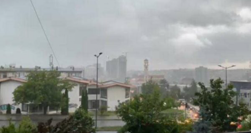 Komuna u kërkon qytetarëve t’ia përcjellin paralajmërimet, “sot pasdite rrebeshe shiu, rrufe dhe erëra deri në 70 kmh”