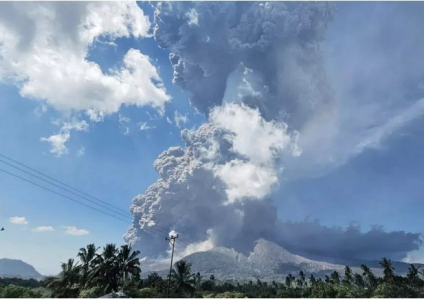 A është e sigurt të fluturosh për në Bali? Fluturimet anulohen dhe vonohen pasi vullkani indonezian shpërthen përsëri