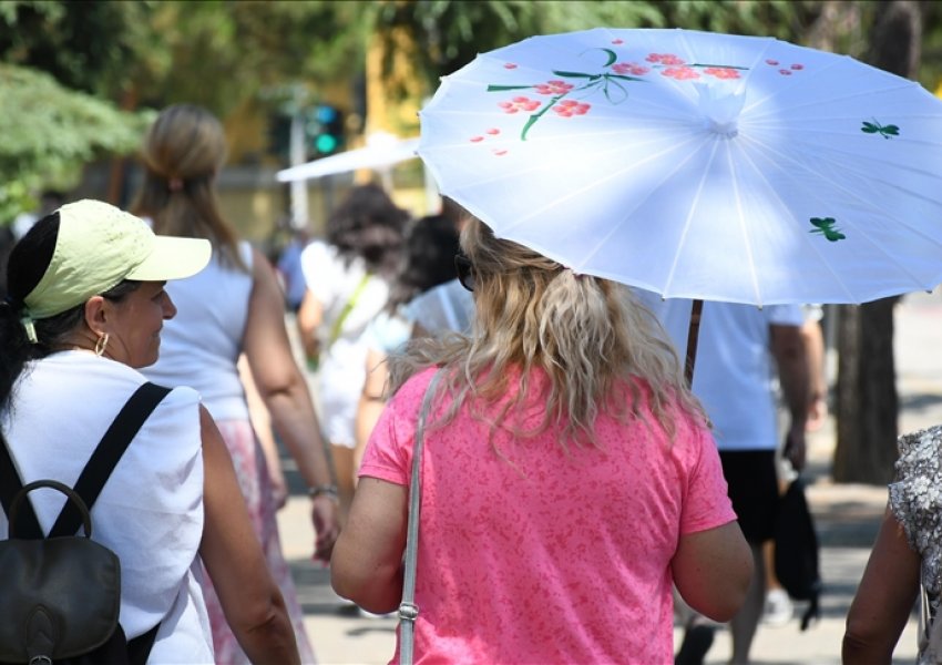 Moti i nxehtë në Ballkan i lë vendin shiut dhe erës, në disa vende vazhdon ndërhyrja ndaj zjarreve