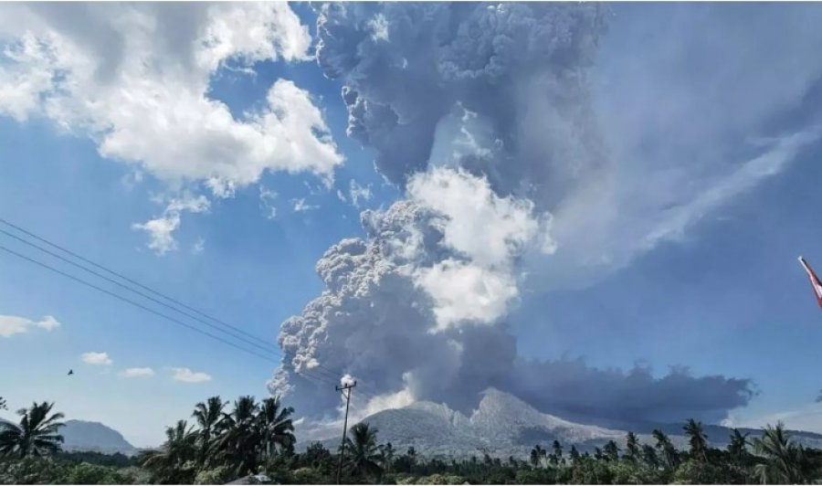 A është e sigurt të fluturosh për në Bali? Fluturimet anulohen dhe vonohen pasi vullkani indonezian shpërthen përsëri
