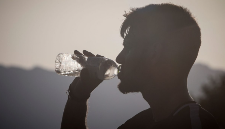 Pirja e ujit në ditët e nxehta/ Shmangni shishet plastike