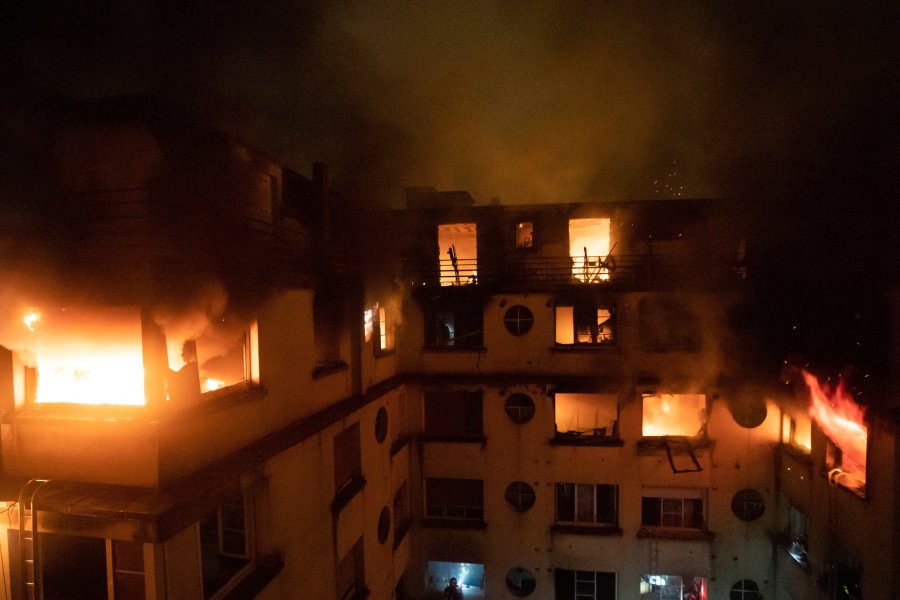 Francë/ 39-vjeçari bëhet hero pasi shpëtoi 2 foshnja nga një apartament që po digjej në Paris