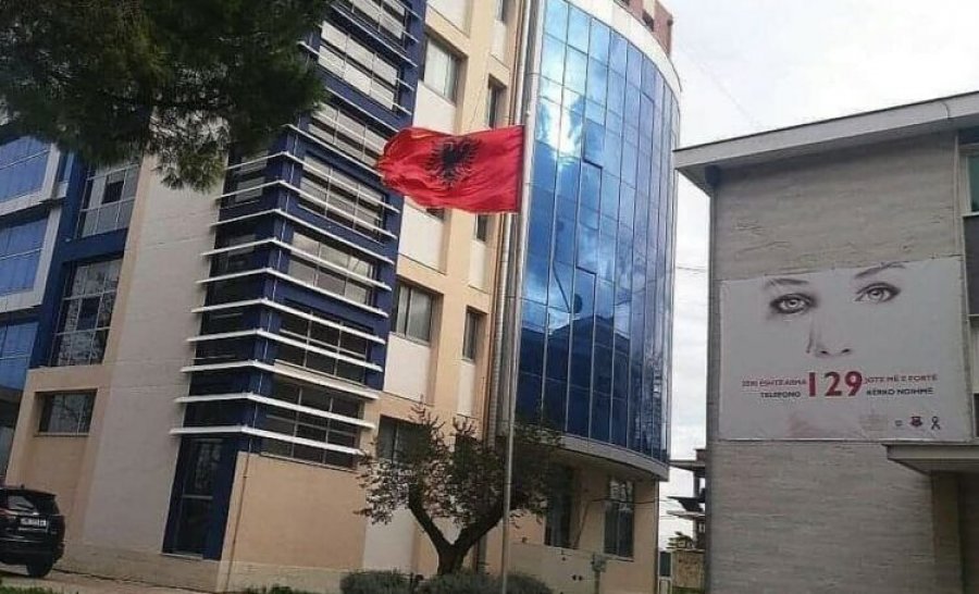 Dhunuan bashkëmoshataren dhe shpërndanë videon/ E pësojnë 4 të miturat, në kërkim