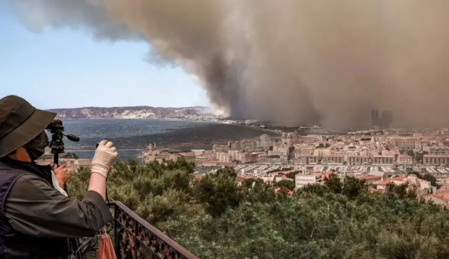Zjarri i madh në pyje detyron mbylljen e aeroportit të Marsejës, banorët të izoluar në shtëpi