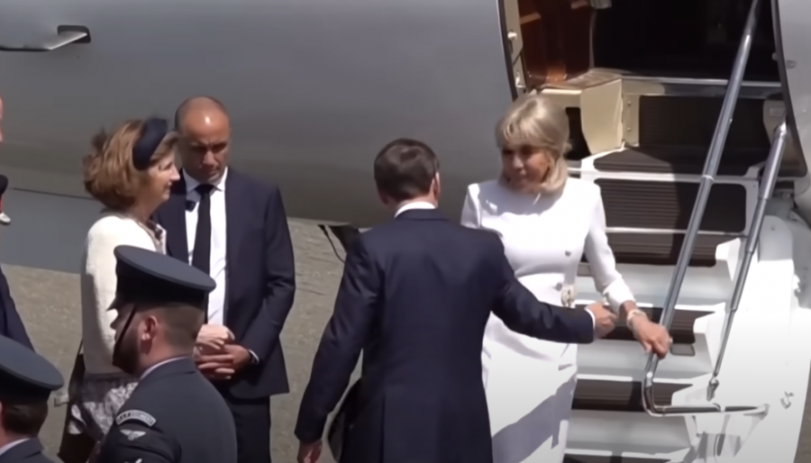 Pas shuplakës në fytyrë/ Brigitte përbuz dorën e Emmanuel Macron, momenti i sikletshëm gjatë vizitës mbretërore në Britani