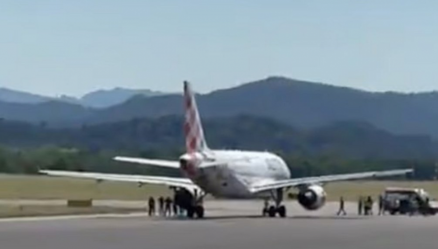 Tragjedia në Bergamo/ Pasagjerët përshkruajnë momentin 35-vjeçari u hodh në motorin e avionit, ‘piloti na foli me zë të dridhur’