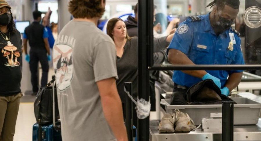 SHBA heq rregullin për heqjen e këpucëve në aeroporte pas gati 20 vitesh