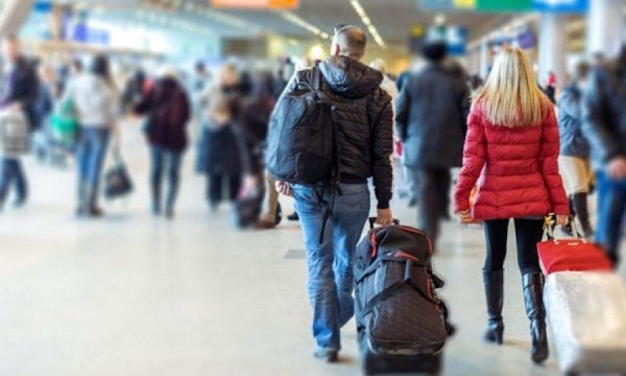 Shqipëria po humbet të rinjtë: Emigracioni që po zbraz tregun e punës, deri në 2050-ën fuqia punëtore bie me 20–25%