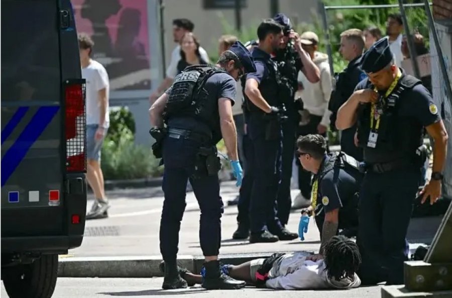 Situatë e frikshme në ‘Tour de France’, policia plagos personin që sulmoi me thikë në finishin e etapës së katërt