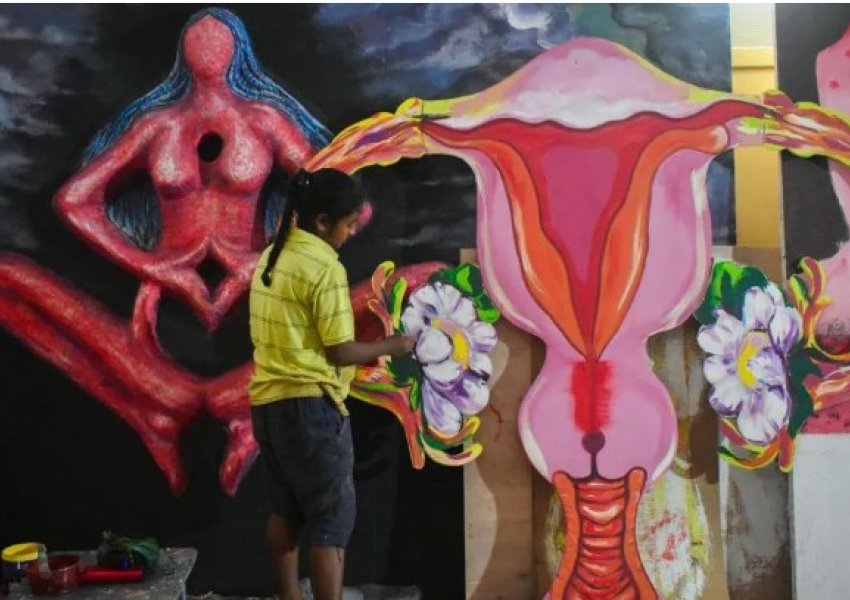 Detyruan nxënëset të zhvisheshin për të kontrolluar ciklin menstrual, arrestohen drejtuesit e shkollës 