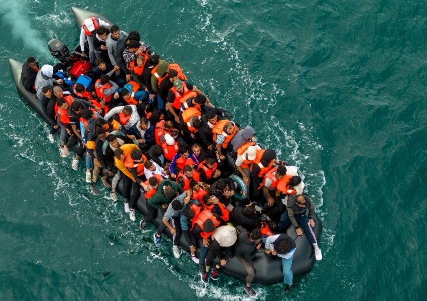 Marrëveshja Starmer-Macron… Vetëm 6% e emigrantëve që shkojnë në Angli do t’i kthehen Francës