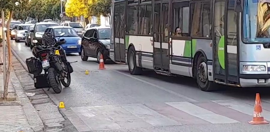 EMRAT/ Aksident në hyrje të Beratit, motorri me targa të huaja godet biçikletistin, dy të lënduar