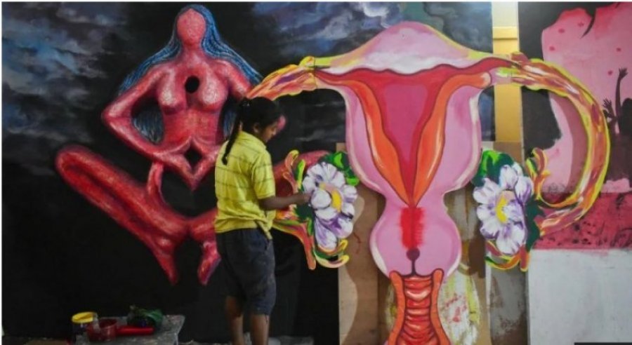Detyruan nxënëset të zhvisheshin për të kontrolluar ciklin menstrual, arrestohen drejtuesit e shkollës