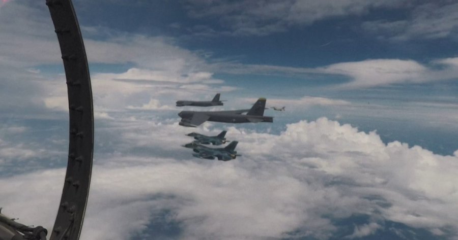 SHBA dërgon avionët B-52 pranë Kim Jong Unit