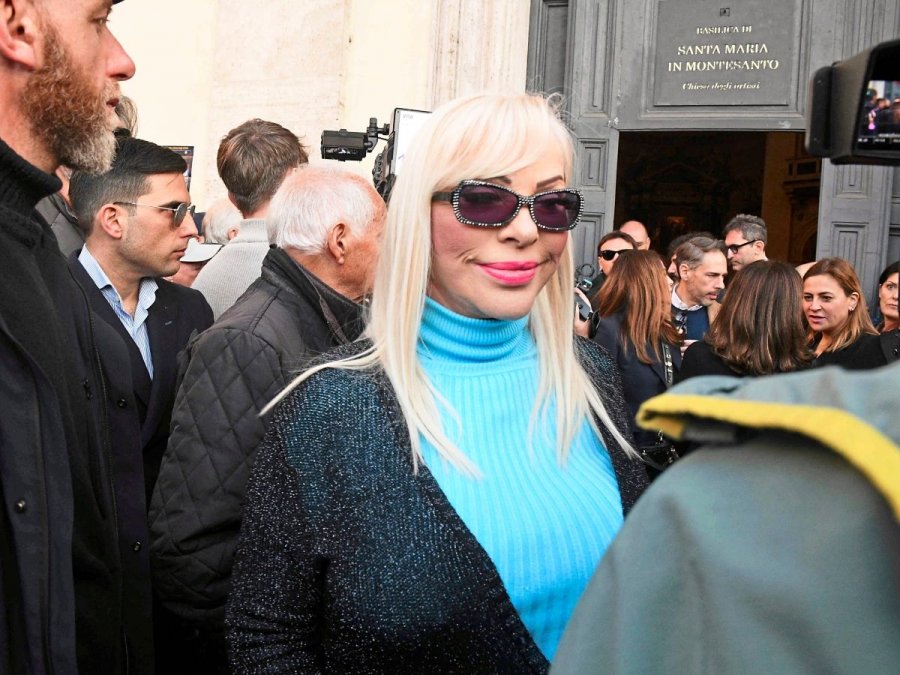 Ish-parlamentarja dhe ish-aktorja pornografike, Cicciolina kërkon 10 milionë euro nga parlamenti në Romë