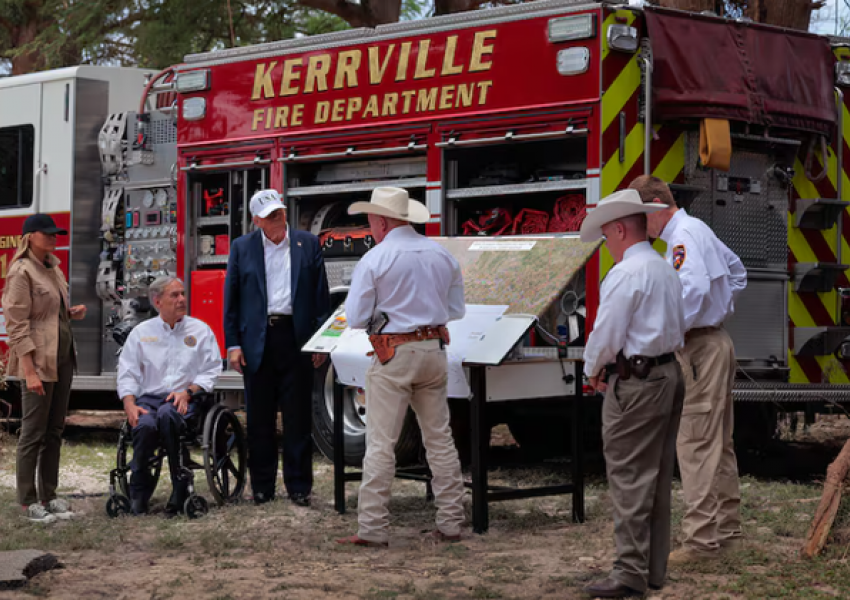 Trump vlerëson reagimin ndaj katastrofave në Teksas, por e ardhmja e FEMA-s është e errët