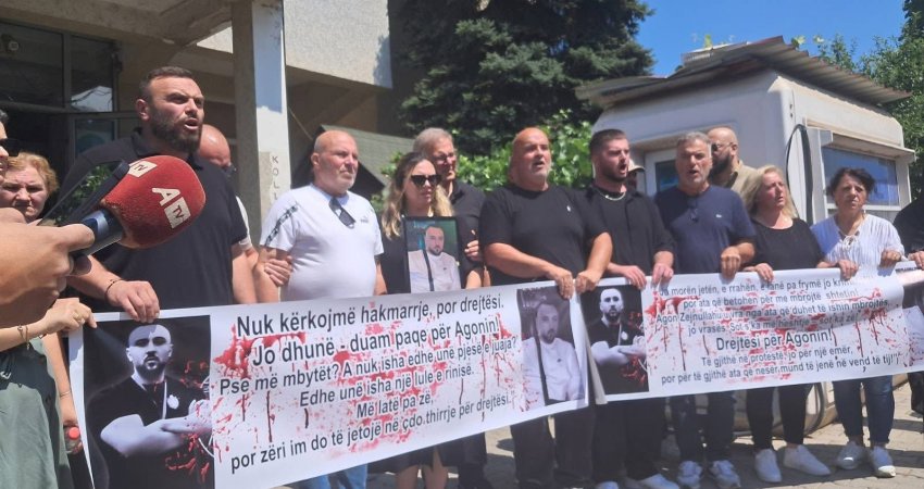 Vëllau i Agon Zejnullahut në protestë: Kërkojmë drejtësi si familje, dhimbja është shumë e madhe