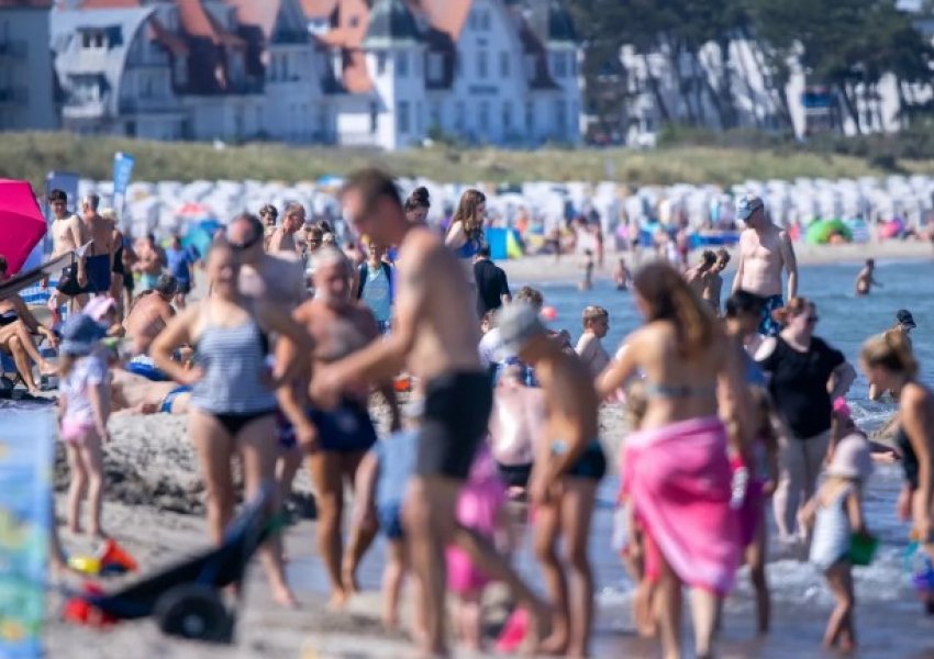 Alarm për pushuesit në plazhet evropiane: Bakteret Vibrio përhapen me rritjen e temperaturave të detit