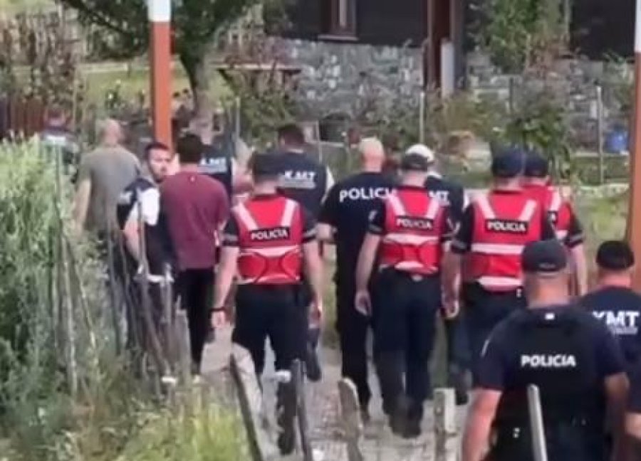 VIDEO - Turistët e huaj në Theth: Shembjet, kurrsesi në këtë periudhë. Erdhëm për qetësinë këtu...