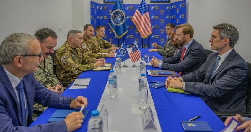 Komandanti i KFOR-it e informon zyrtarin e lartë amerikan për sigurinë në Kosovë dhe rajon